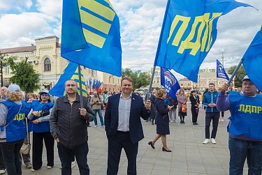 В Оренбурге прошел митинг-концерт #СвоихНеБросаем